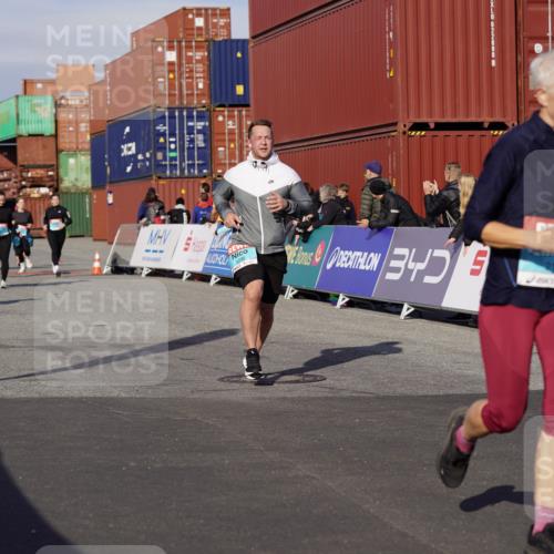 03.10.2025 - Köhlbrandbrückenlauf Michael Burmester http://msf.ph/oto/9024733 03.10.2025 10:27:25 Ziel 1914, 2136, 2162, 2192, 2237, 2352, 3230, 3346 meine-sportfotos.de