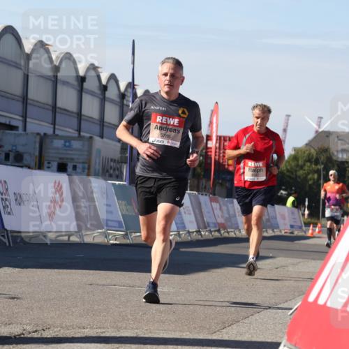 03.10.2025 - Köhlbrandbrückenlauf Luisa Fischer http://msf.ph/oto/9024760 03.10.2025 12:53:16 Ziel 4142, 5786, 6333 meine-sportfotos.de