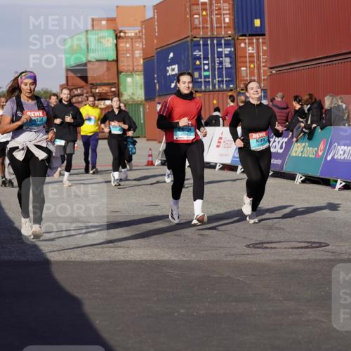 03.10.2025 - Köhlbrandbrückenlauf Michael Burmester http://msf.ph/oto/9024770 03.10.2025 10:27:28 Ziel 1914, 2059, 2162, 2192, 2237, 2352, 3230, 3346, 3429, 3451, 3452, 3626, 3739 meine-sportfotos.de