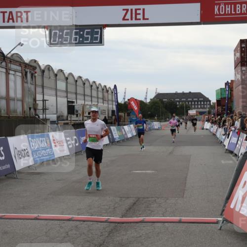 03.10.2025 - Köhlbrandbrückenlauf Julia Fischer http://msf.ph/oto/9024776 03.10.2025 15:56:54 Ziel 9226, 9664, 9665 meine-sportfotos.de