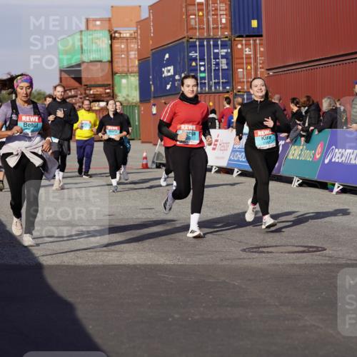 03.10.2025 - Köhlbrandbrückenlauf Michael Burmester http://msf.ph/oto/9024778 03.10.2025 10:27:28 Ziel 1914, 2059, 2162, 2192, 2237, 2352, 3230, 3346, 3429, 3451, 3452, 3626, 3739 meine-sportfotos.de