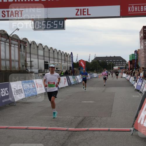 03.10.2025 - Köhlbrandbrückenlauf Julia Fischer http://msf.ph/oto/9024780 03.10.2025 15:56:54 Ziel 9226, 9664, 9665 meine-sportfotos.de
