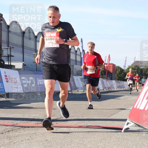 03.10.2025 - Köhlbrandbrückenlauf Luisa Fischer http://msf.ph/oto/9024782 03.10.2025 12:53:17 Ziel 4142, 5786, 6333 meine-sportfotos.de