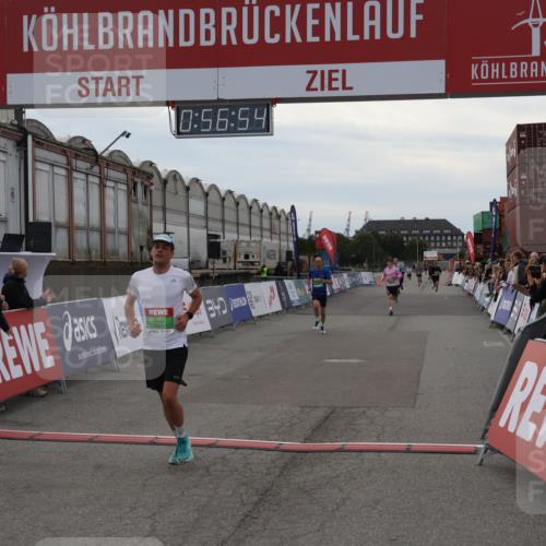 03.10.2025 - Köhlbrandbrückenlauf Julia Fischer http://msf.ph/oto/9024790 03.10.2025 15:56:55 Ziel 9226, 9664, 9665 meine-sportfotos.de