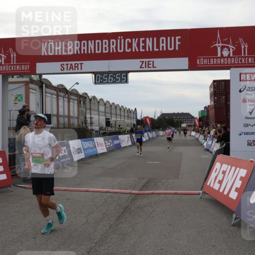03.10.2025 - Köhlbrandbrückenlauf Julia Fischer http://msf.ph/oto/9024799 03.10.2025 15:56:55 Ziel 9226, 9664, 9665 meine-sportfotos.de