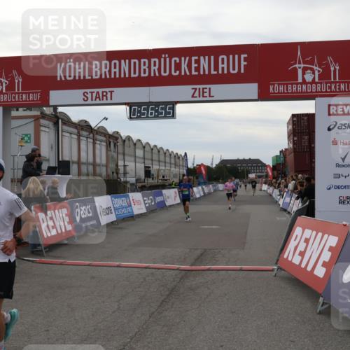 03.10.2025 - Köhlbrandbrückenlauf Julia Fischer http://msf.ph/oto/9024803 03.10.2025 15:56:56 Ziel 7882, 9226, 9664, 9665 meine-sportfotos.de