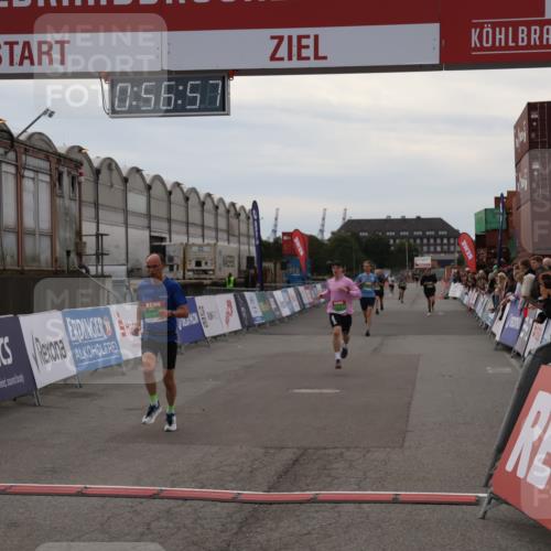 03.10.2025 - Köhlbrandbrückenlauf Julia Fischer http://msf.ph/oto/9024810 03.10.2025 15:56:57 Ziel 7882, 9226, 9664, 9665 meine-sportfotos.de