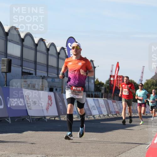 03.10.2025 - Köhlbrandbrückenlauf Luisa Fischer http://msf.ph/oto/9024837 03.10.2025 12:53:23 Ziel 4029, 4142, 5786, 6333, 6656, 6804 meine-sportfotos.de