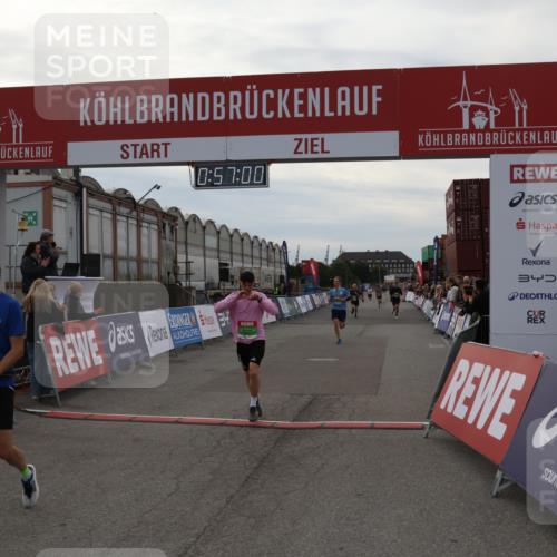 03.10.2025 - Köhlbrandbrückenlauf Julia Fischer http://msf.ph/oto/9024840 03.10.2025 15:57:00 Ziel 7882, 9226, 9664, 9665 meine-sportfotos.de