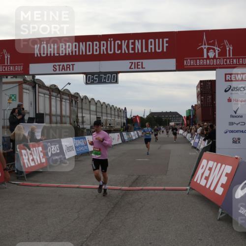 03.10.2025 - Köhlbrandbrückenlauf Julia Fischer http://msf.ph/oto/9024846 03.10.2025 15:57:00 Ziel 7882, 9226, 9664, 9665 meine-sportfotos.de