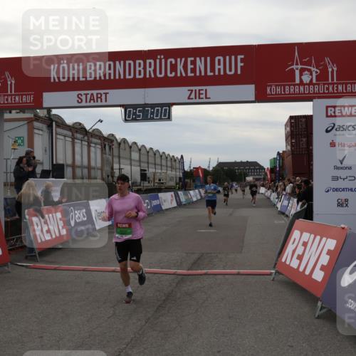 03.10.2025 - Köhlbrandbrückenlauf Julia Fischer http://msf.ph/oto/9024848 03.10.2025 15:57:00 Ziel 7882, 9226, 9664, 9665 meine-sportfotos.de