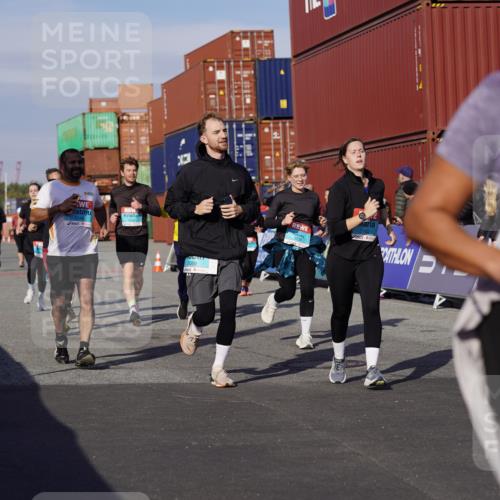 03.10.2025 - Köhlbrandbrückenlauf Michael Burmester http://msf.ph/oto/9024852 03.10.2025 10:27:33 Ziel 1472, 2059, 2086, 2162, 2166, 2192, 2237, 2352, 3346, 3429, 3451, 3452, 3626, 3739 meine-sportfotos.de