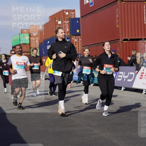 03.10.2025 - Köhlbrandbrückenlauf Michael Burmester http://msf.ph/oto/9024863 03.10.2025 10:27:33 Ziel 1472, 2059, 2086, 2162, 2166, 2192, 2237, 2352, 3346, 3429, 3451, 3452, 3626, 3739 meine-sportfotos.de