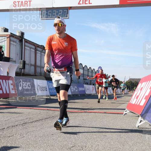 03.10.2025 - Köhlbrandbrückenlauf Luisa Fischer http://msf.ph/oto/9024884 03.10.2025 12:53:26 Ziel 4029, 4142, 5786, 6241, 6656, 6804 meine-sportfotos.de