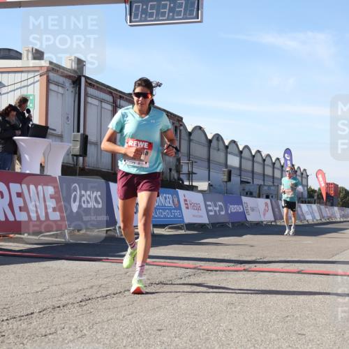 03.10.2025 - Köhlbrandbrückenlauf Luisa Fischer http://msf.ph/oto/9024927 03.10.2025 12:53:30 Ziel 4029, 4155, 6241, 6656, 6804 meine-sportfotos.de