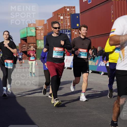 03.10.2025 - Köhlbrandbrückenlauf Michael Burmester http://msf.ph/oto/9024928 03.10.2025 10:27:35 Ziel 1472, 1759, 2059, 2086, 2162, 2166, 2192, 2237, 2352, 3346, 3429, 3451, 3452, 3626, 3739 meine-sportfotos.de