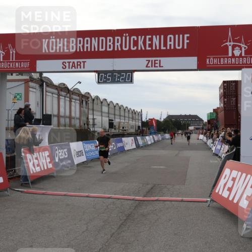 03.10.2025 - Köhlbrandbrückenlauf Julia Fischer http://msf.ph/oto/9024951 03.10.2025 15:57:20 Ziel 7107, 7593, 7618, 9032, 9087 meine-sportfotos.de