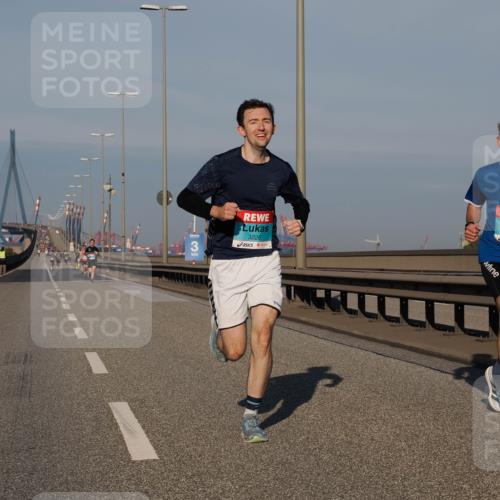 03.10.2025 - Köhlbrandbrückenlauf Fabian Wolf http://msf.ph/oto/9024977 03.10.2025 09:41:01 Position 3 3, 3226, 3078 meine-sportfotos.de