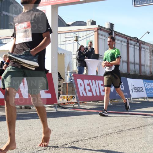 03.10.2025 - Köhlbrandbrückenlauf Luisa Fischer http://msf.ph/oto/9025014 03.10.2025 12:53:42 Ziel 4043, 4155, 6085, 6422, 6624 meine-sportfotos.de