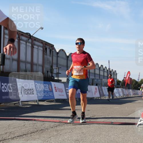 03.10.2025 - Köhlbrandbrückenlauf Luisa Fischer http://msf.ph/oto/9025018 03.10.2025 12:53:48 Ziel 4043, 4088, 6085, 6422, 6624 meine-sportfotos.de