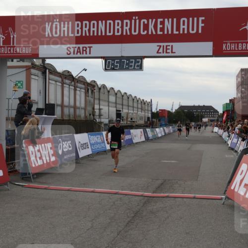 03.10.2025 - Köhlbrandbrückenlauf Julia Fischer http://msf.ph/oto/9025033 03.10.2025 15:57:32 Ziel 7261, 7535, 9668 meine-sportfotos.de