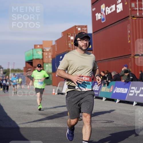 03.10.2025 - Köhlbrandbrückenlauf Michael Burmester http://msf.ph/oto/9025051 03.10.2025 10:27:47 Ziel 1004, 1342, 1759, 1993, 2525 meine-sportfotos.de