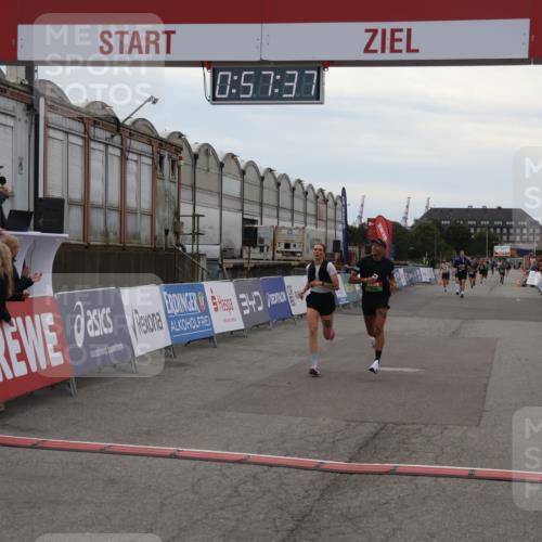 03.10.2025 - Köhlbrandbrückenlauf Julia Fischer http://msf.ph/oto/9025052 03.10.2025 15:57:37 Ziel 7261, 7535, 9177, 9178, 9668 meine-sportfotos.de