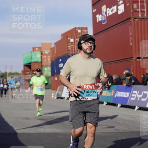 03.10.2025 - Köhlbrandbrückenlauf Michael Burmester http://msf.ph/oto/9025055 03.10.2025 10:27:47 Ziel 1004, 1342, 1759, 1993, 2525 meine-sportfotos.de