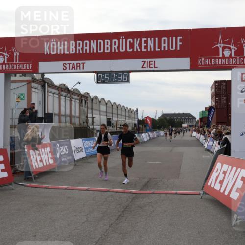 03.10.2025 - Köhlbrandbrückenlauf Julia Fischer http://msf.ph/oto/9025059 03.10.2025 15:57:39 Ziel 7261, 7535, 9177, 9178 meine-sportfotos.de