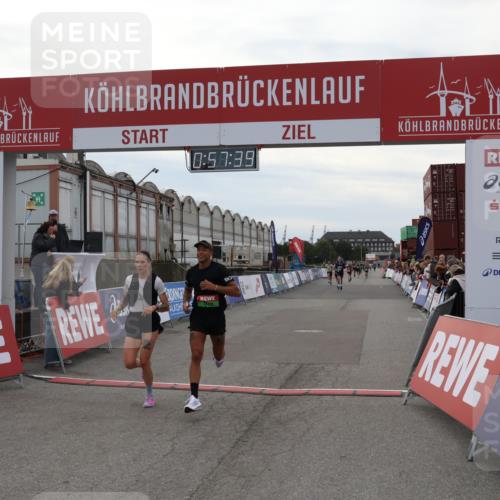 03.10.2025 - Köhlbrandbrückenlauf Julia Fischer http://msf.ph/oto/9025065 03.10.2025 15:57:39 Ziel 7261, 7535, 9177, 9178 meine-sportfotos.de