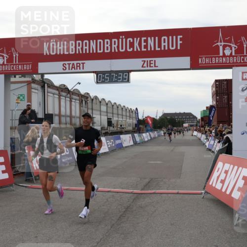 03.10.2025 - Köhlbrandbrückenlauf Julia Fischer http://msf.ph/oto/9025069 03.10.2025 15:57:40 Ziel 7261, 7274, 7535, 9177, 9178 meine-sportfotos.de