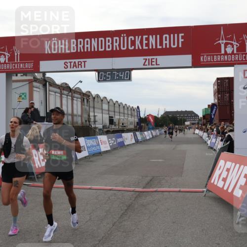 03.10.2025 - Köhlbrandbrückenlauf Julia Fischer http://msf.ph/oto/9025072 03.10.2025 15:57:40 Ziel 7261, 7274, 7535, 9177, 9178 meine-sportfotos.de