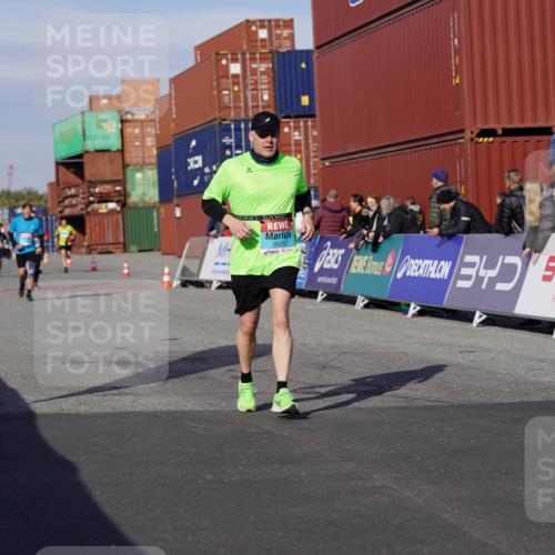 03.10.2025 - Köhlbrandbrückenlauf Michael Burmester http://msf.ph/oto/9025079 03.10.2025 10:27:50 Ziel 1004, 1993, 2525, 3393 meine-sportfotos.de