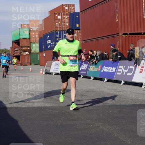 03.10.2025 - Köhlbrandbrückenlauf Michael Burmester http://msf.ph/oto/9025083 03.10.2025 10:27:50 Ziel 1004, 1993, 2525, 3393 meine-sportfotos.de