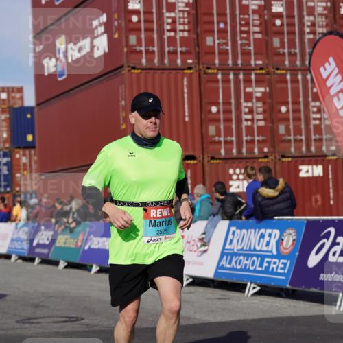 03.10.2025 - Köhlbrandbrückenlauf Michael Burmester http://msf.ph/oto/9025086 03.10.2025 10:27:51 Ziel 1004, 1993, 2525, 2752, 3393 meine-sportfotos.de