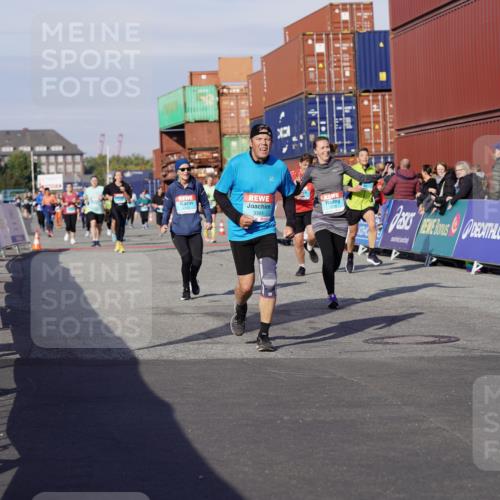 03.10.2025 - Köhlbrandbrückenlauf Michael Burmester http://msf.ph/oto/9025103 03.10.2025 10:27:57 Ziel 2320, 2621, 2630, 2632, 2752, 3393, 3670 meine-sportfotos.de