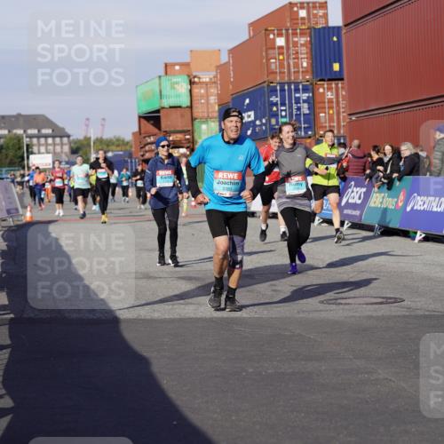 03.10.2025 - Köhlbrandbrückenlauf Michael Burmester http://msf.ph/oto/9025107 03.10.2025 10:27:57 Ziel 2320, 2621, 2630, 2632, 2752, 3393, 3670 meine-sportfotos.de