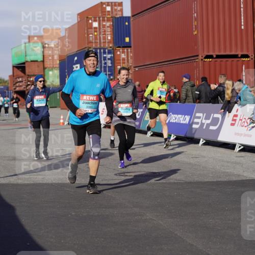 03.10.2025 - Köhlbrandbrückenlauf Michael Burmester http://msf.ph/oto/9025119 03.10.2025 10:27:58 Ziel 2320, 2621, 2630, 2632, 2752, 3393, 3670 meine-sportfotos.de