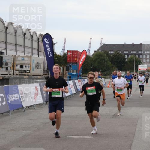 03.10.2025 - Köhlbrandbrückenlauf Julia Fischer http://msf.ph/oto/9025185 03.10.2025 15:58:04 Ziel 7029, 7051, 7087, 7127, 7131, 7352, 7577, 7614, 9438 meine-sportfotos.de