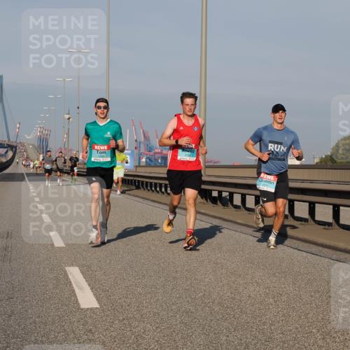 03.10.2025 - Köhlbrandbrückenlauf Fabian Wolf http://msf.ph/oto/9025219 03.10.2025 09:41:24 Position 3 1268, 3152, 2831 meine-sportfotos.de
