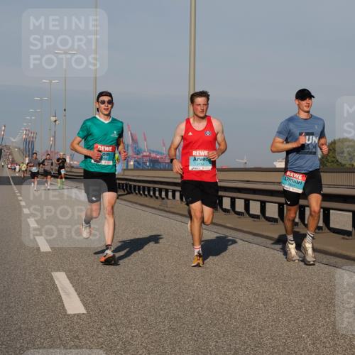 03.10.2025 - Köhlbrandbrückenlauf Fabian Wolf http://msf.ph/oto/9025229 03.10.2025 09:41:25 Position 3 268, 3152, 2831 meine-sportfotos.de