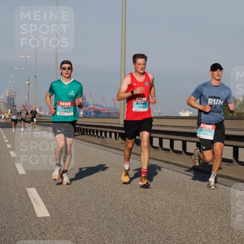 03.10.2025 - Köhlbrandbrückenlauf Fabian Wolf http://msf.ph/oto/9025236 03.10.2025 09:41:25 Position 3 1268, 3152, 2831 meine-sportfotos.de