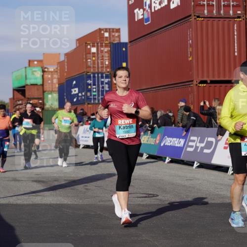 03.10.2025 - Köhlbrandbrückenlauf Michael Burmester http://msf.ph/oto/9025243 03.10.2025 10:28:10 Ziel 1579, 1592, 1775, 1872, 2094, 2366, 2636, 2869, 2870, 3161, 3231, 3360, 3398, 3399, 3432, 3476, 3614, 3631 meine-sportfotos.de