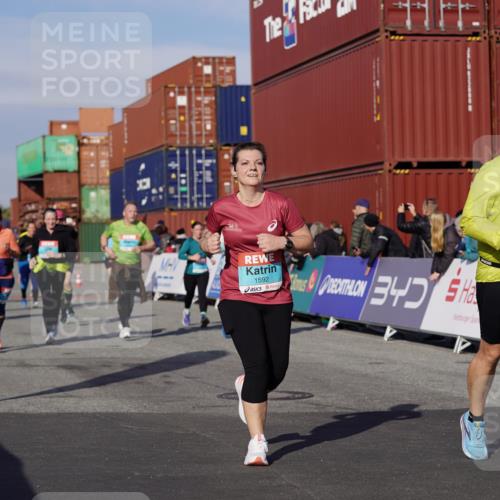 03.10.2025 - Köhlbrandbrückenlauf Michael Burmester http://msf.ph/oto/9025248 03.10.2025 10:28:10 Ziel 1579, 1592, 1775, 1872, 2094, 2366, 2636, 2869, 2870, 3161, 3231, 3360, 3398, 3399, 3432, 3476, 3614, 3631 meine-sportfotos.de