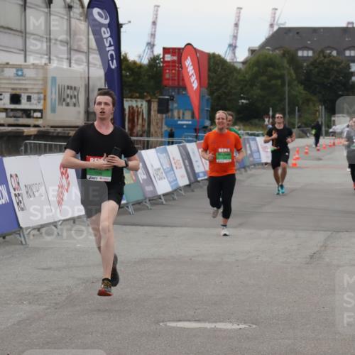 03.10.2025 - Köhlbrandbrückenlauf Julia Fischer http://msf.ph/oto/9025274 03.10.2025 15:58:19 Ziel 7096, 7104, 8761, 9223, 9224, 9227 meine-sportfotos.de
