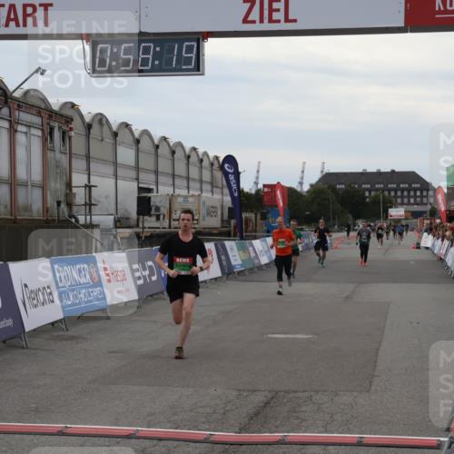 03.10.2025 - Köhlbrandbrückenlauf Julia Fischer http://msf.ph/oto/9025277 03.10.2025 15:58:20 Ziel 7096, 7104, 8761, 9223, 9224, 9227 meine-sportfotos.de