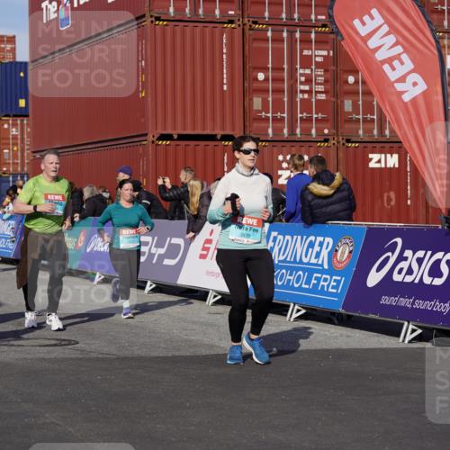 03.10.2025 - Köhlbrandbrückenlauf Michael Burmester http://msf.ph/oto/9025278 03.10.2025 10:28:12 Ziel 1579, 1592, 1872, 2094, 2366, 2636, 2869, 2870, 3161, 3231, 3360, 3398, 3399, 3432, 3476, 3611, 3631 meine-sportfotos.de