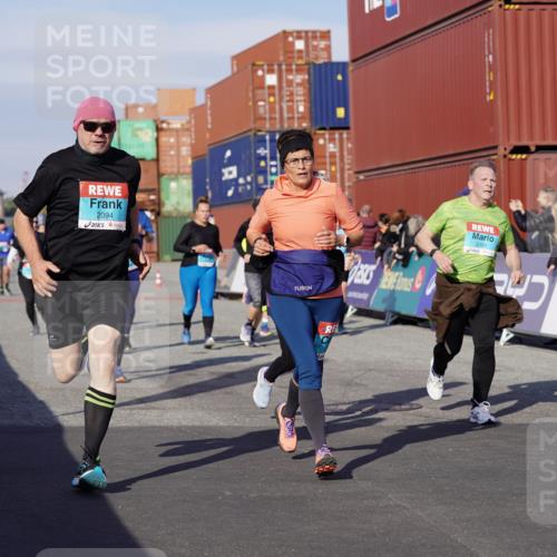 03.10.2025 - Köhlbrandbrückenlauf Michael Burmester http://msf.ph/oto/9025294 03.10.2025 10:28:13 Ziel 1579, 1872, 2094, 2366, 2636, 2869, 2870, 3161, 3231, 3360, 3398, 3399, 3432, 3476, 3611 meine-sportfotos.de
