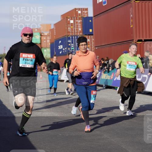 03.10.2025 - Köhlbrandbrückenlauf Michael Burmester http://msf.ph/oto/9025300 03.10.2025 10:28:13 Ziel 1579, 1872, 2094, 2366, 2636, 2869, 2870, 3161, 3231, 3360, 3398, 3399, 3432, 3476, 3611 meine-sportfotos.de