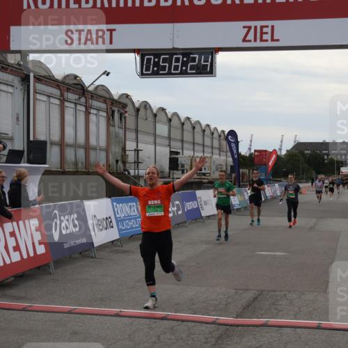03.10.2025 - Köhlbrandbrückenlauf Julia Fischer http://msf.ph/oto/9025303 03.10.2025 15:58:24 Ziel 7095, 7096, 7104, 8761, 9340, 9659 meine-sportfotos.de